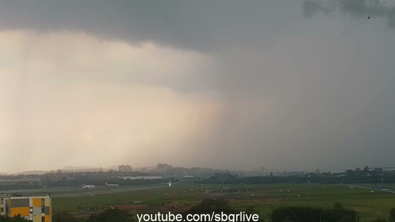 Imagem de divulgação: “Meu Deus”: descida de jatinho chama atenção de comentarista da SBGR LIVE em registro de aproximação para pouso durante formação de tempestade em Guarulhos