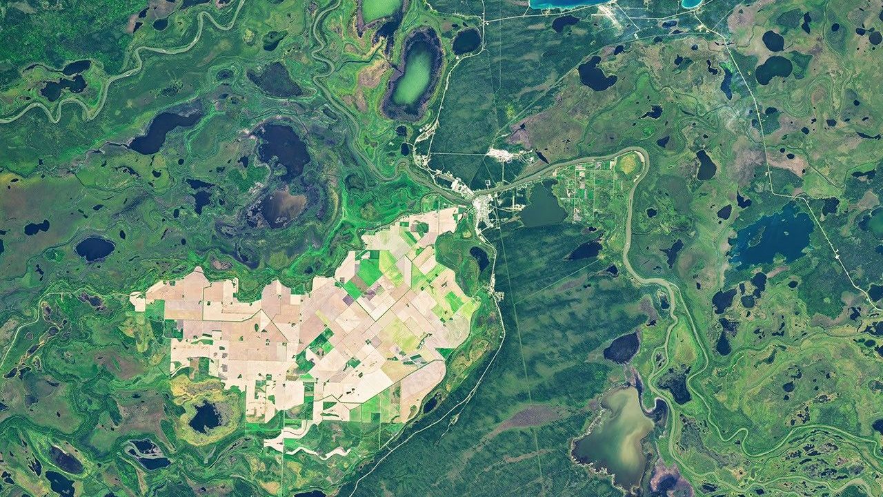 Imagem de satélite Landsat mostra a lavoura no delta do Saskatchewan, Canadá: campos retos cercados por pântanos e lagos