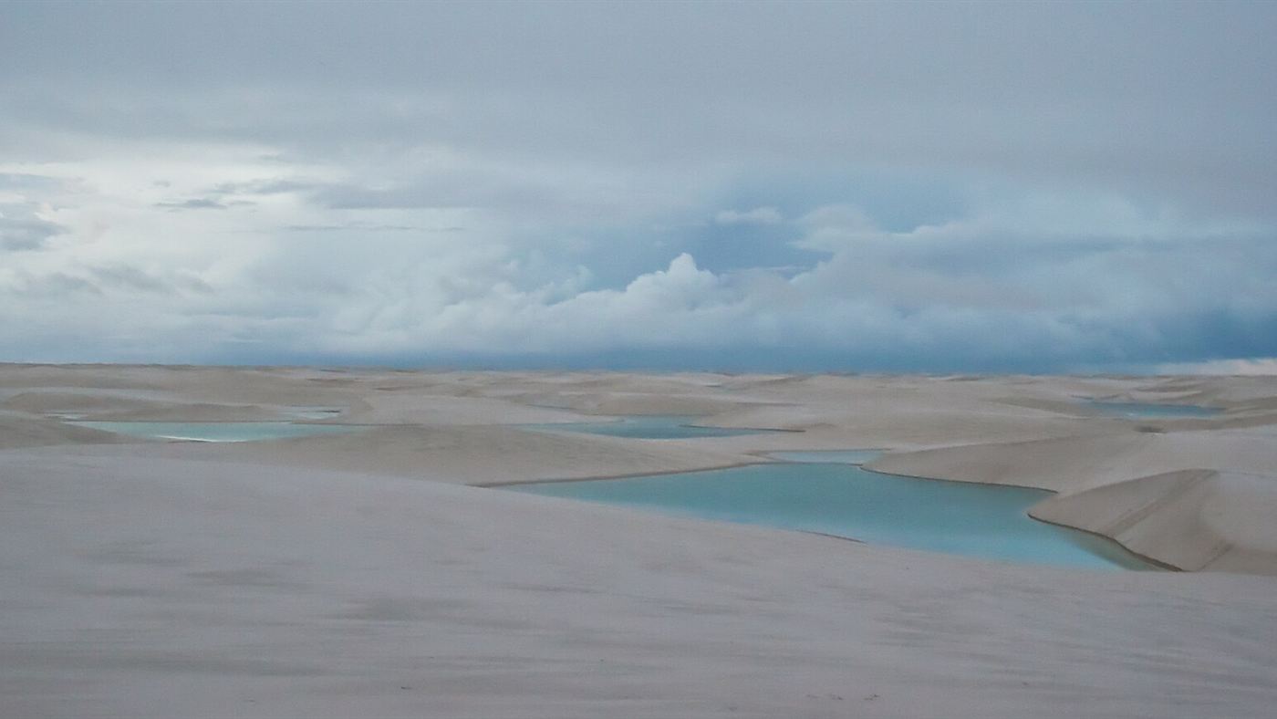 dunas dos Lençóis Maranhenses: campo de dunas brancas com lagoas azuis entre elas no Parque Nacional dos Lençóis Maranhenses, no Maranhão.