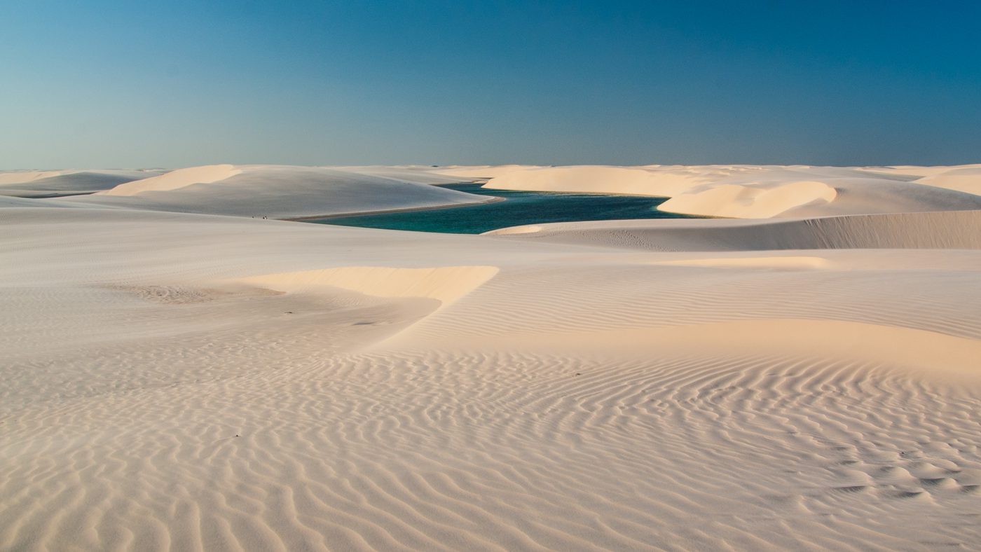 lagoas dos Lençóis Maranhenses: lagoa azul cercada de dunas de areia branca no Parque Nacional dos Lençóis Maranhenses, no Maranhão.