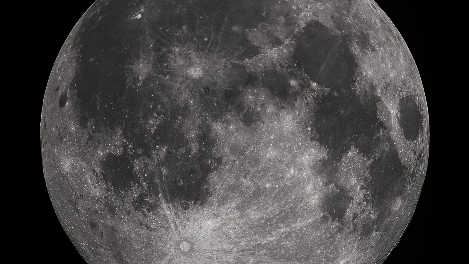 Lua cheia com mares escuros e crateras claras sobre fundo preto, a Lua se afasta da Terra cerca de 2,5 cm por ano