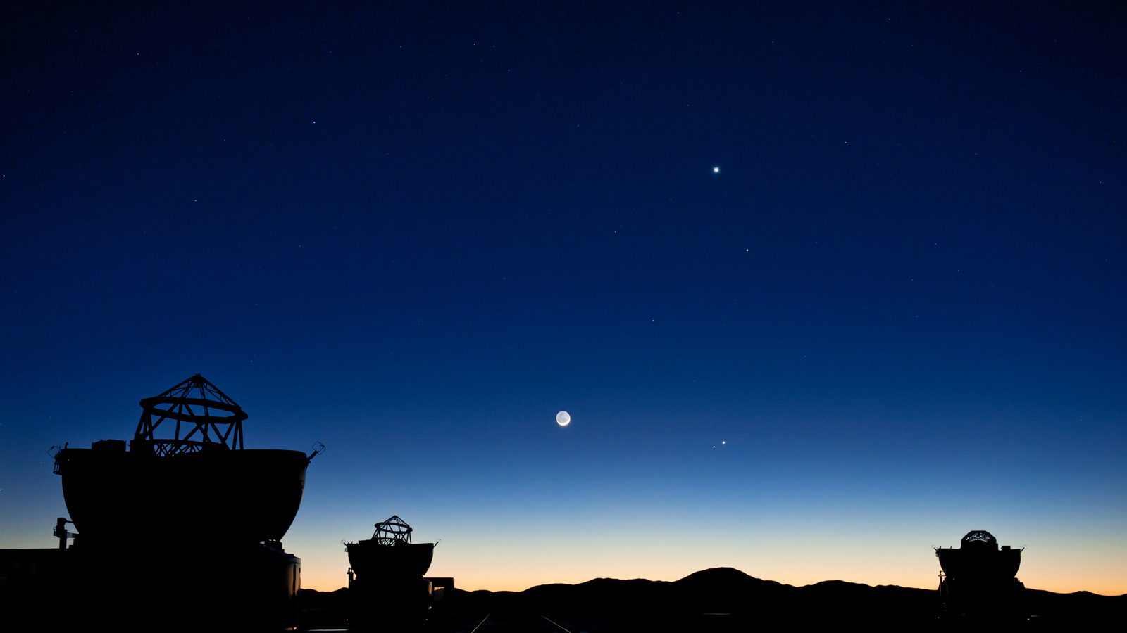 Lua fina e planetas alinhados no céu azul do amanhecer sobre o Paranal, no Chile, uma cena como a da Lua perto de Júpiter