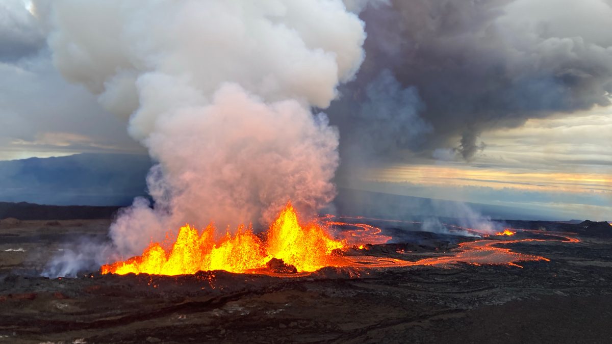 Fonte de lava e coluna de gás saindo de uma fissura na zona de fenda nordeste do Mauna Loa durante a erupção de 2022