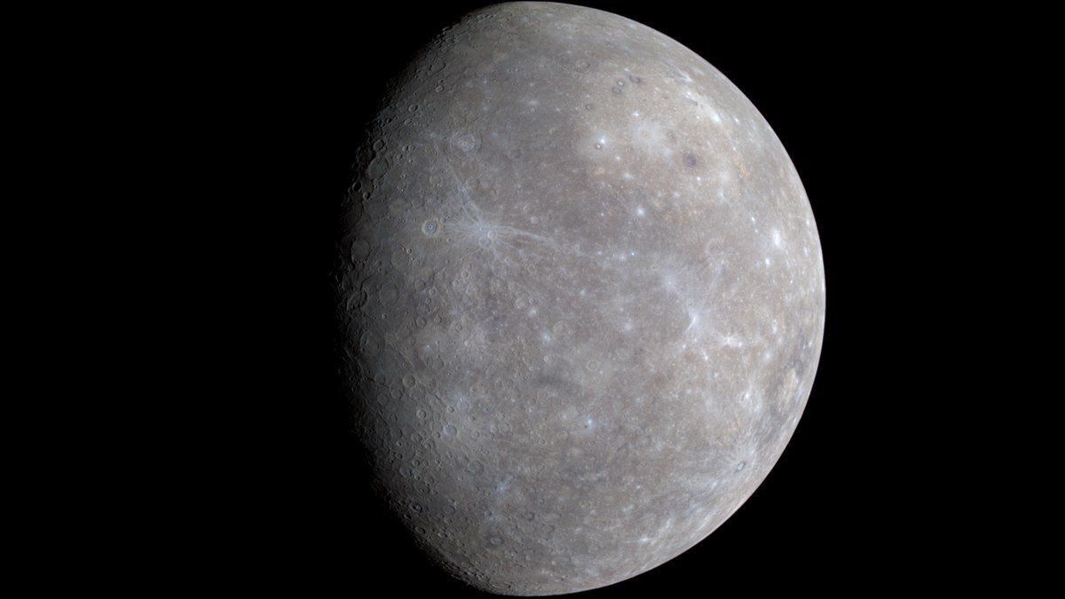 Planeta cinza com crateras sobre fundo preto: Mercúrio tem dia solar de 176 dias terrestres, segundo a NASA