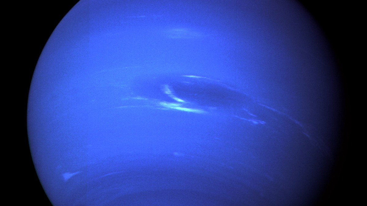 Netuno recebe luz do Sol a 4,5 bilhões de km: planeta azul com a Grande Mancha Escura em imagem da Voyager 2