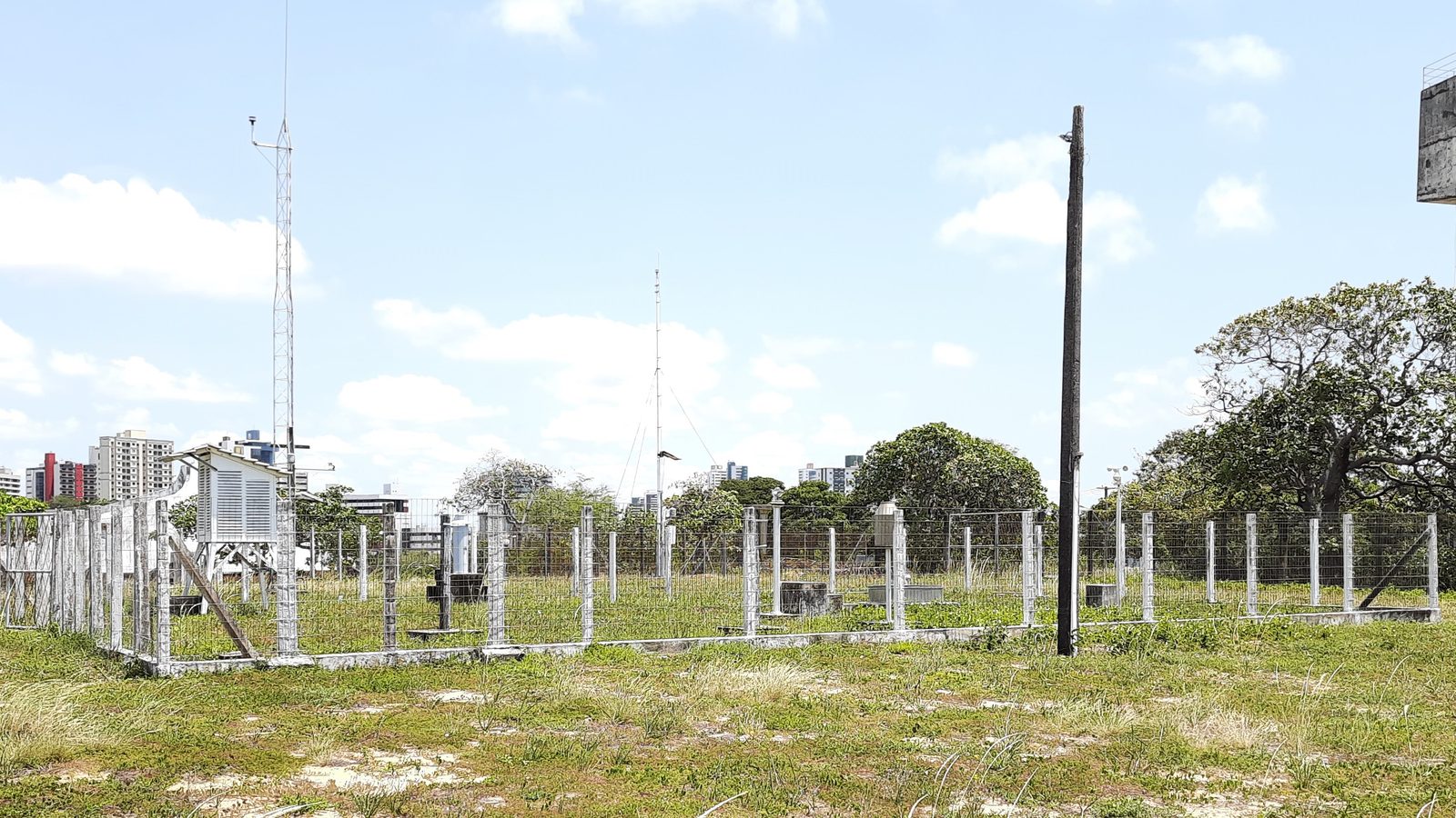 Estação meteorológica do Inmet em Natal, com o abrigo branco dos termômetros que registram a temperatura mínima e a máxima de cada dia