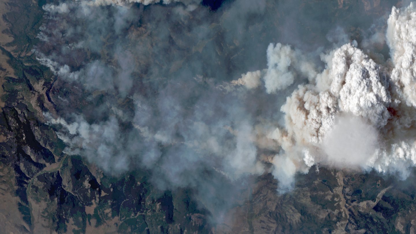 Nuvem de fogo do incêndio Sand Creek, em Montana, vista de cima pelo avião ER-2 da NASA, com o disco liso do pileus sobre a torre de fumaça à direita