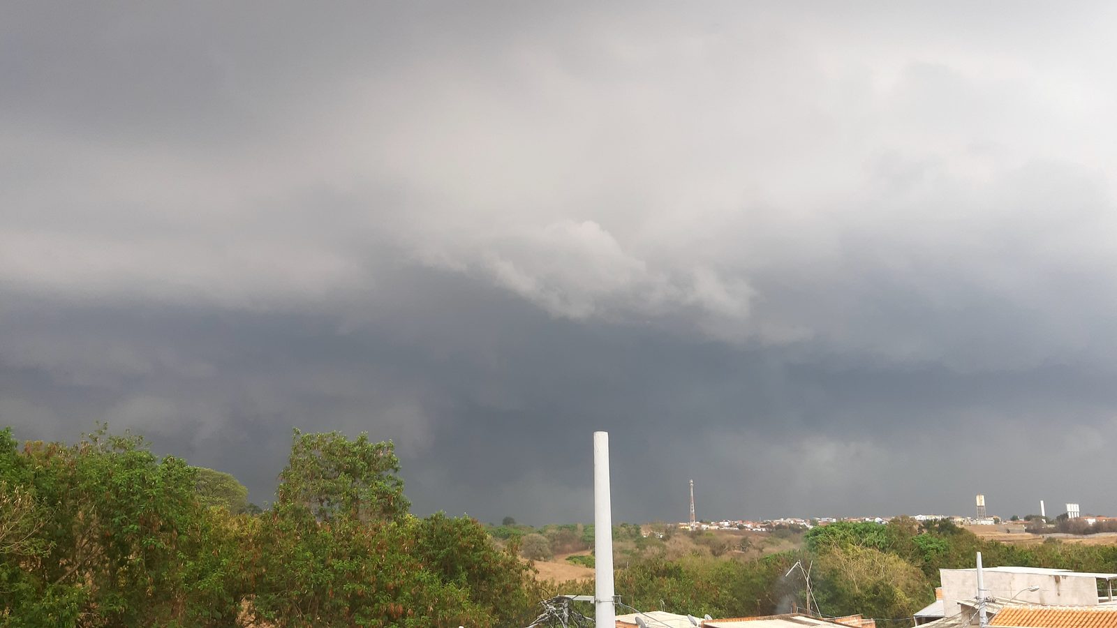 Nuvem prateleira escura de tempestade avançando sobre Piracicaba, sem o tom de céu esverdeado