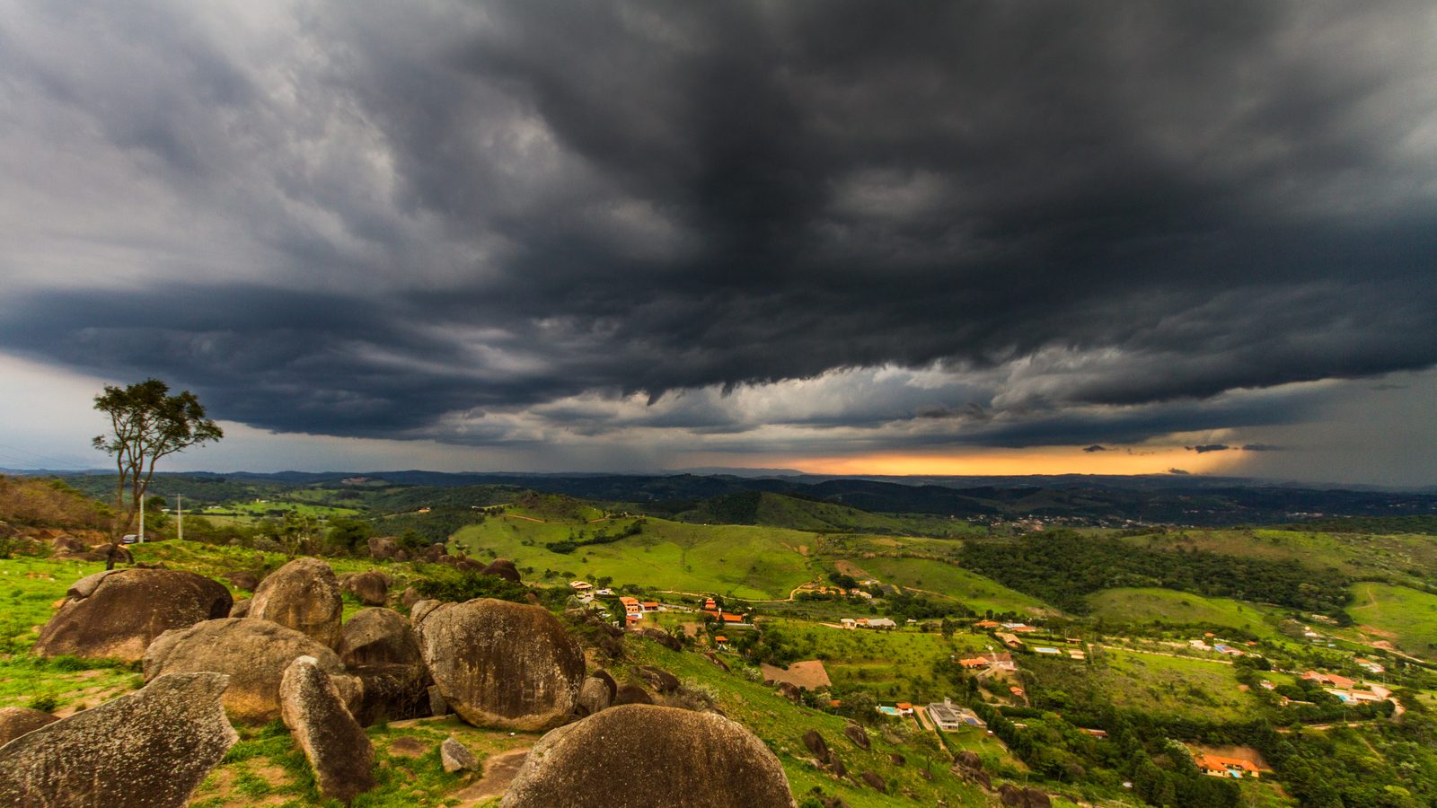 Nuvens escuras de tempestade sobre uma serra e uma faixa de chuva ao longe, imagem de arquivo para o aviso do Inmet nesta segunda