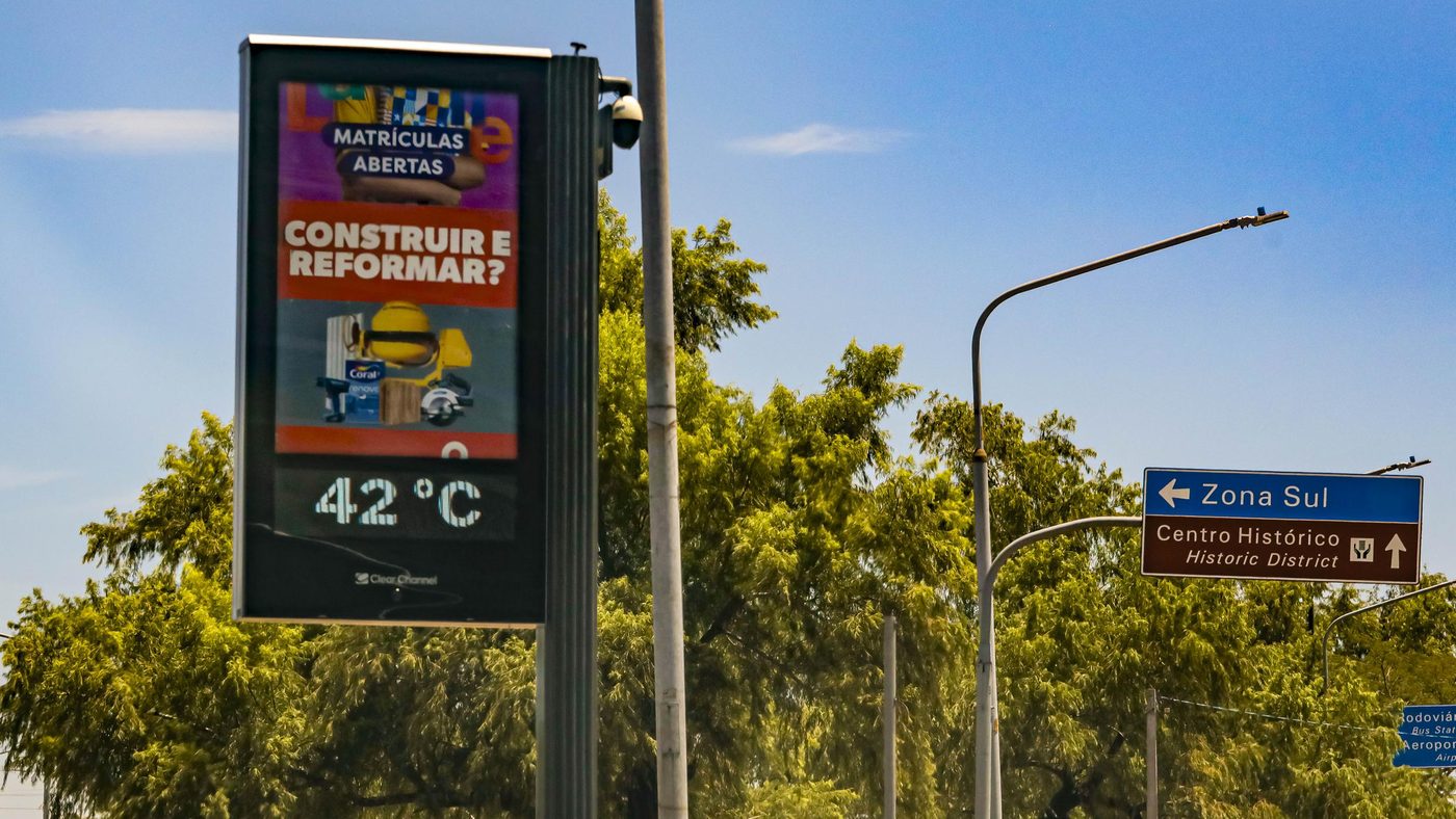 Painel digital de rua em Porto Alegre (RS) marca 42°C durante onda de calor registrada na cidade em 11 de fevereiro de 2025, foto usada aqui como ilustração do fenômeno