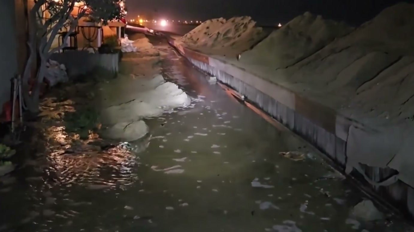Imagem de divulgação: O perigo chega pelo mar: KTLA 5 relata danos em casas de Long Beach e interdição de 13 imóveis diante de ondas poderosas