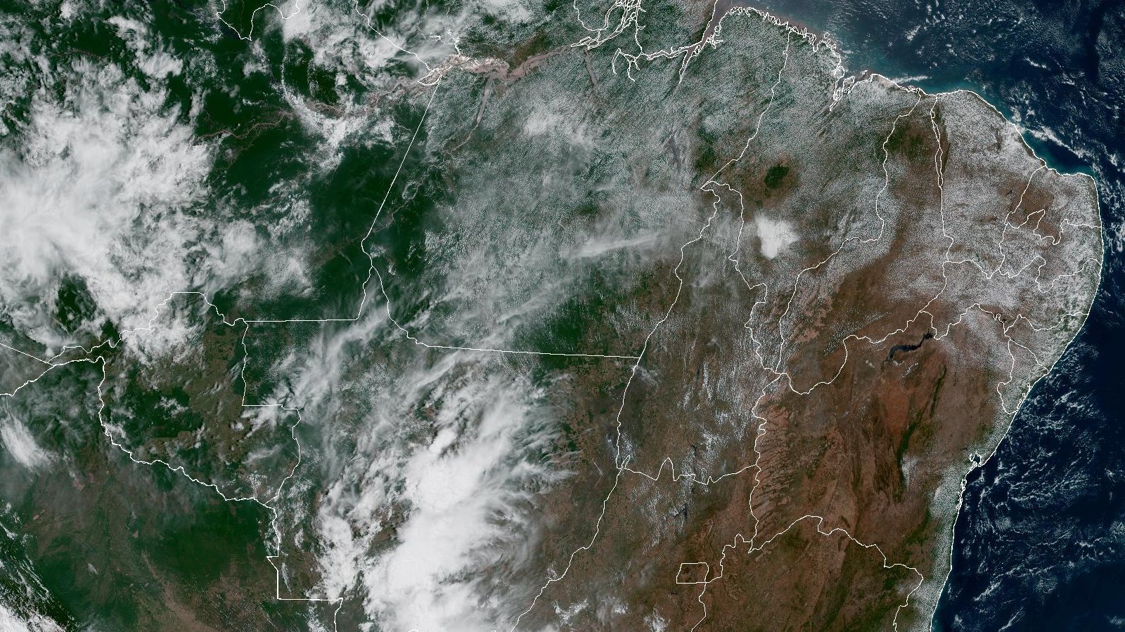 Imagem de satélite do Norte, do Nordeste e do Centro-Oeste às 11h desta terça, com nuvens no oeste e céu aberto no sertão, regiões onde a previsão para outubro é de chuva abaixo da média