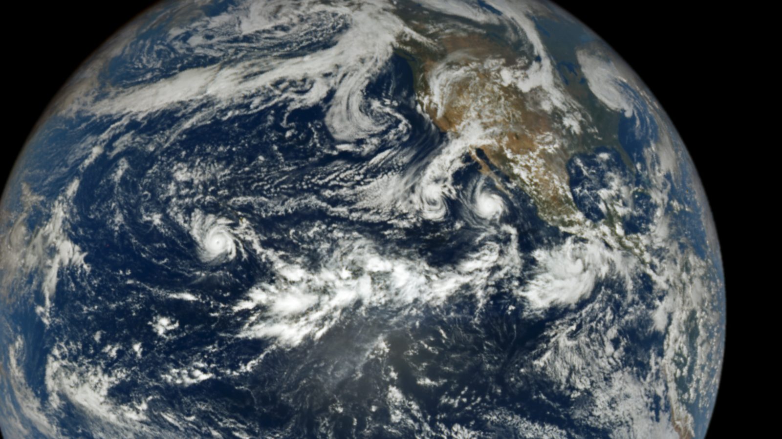 Imagem de satélite do Oceano Pacífico com os furacões Polo e Nolo, o contraste com a falta de furacão no Atlântico em 2026
