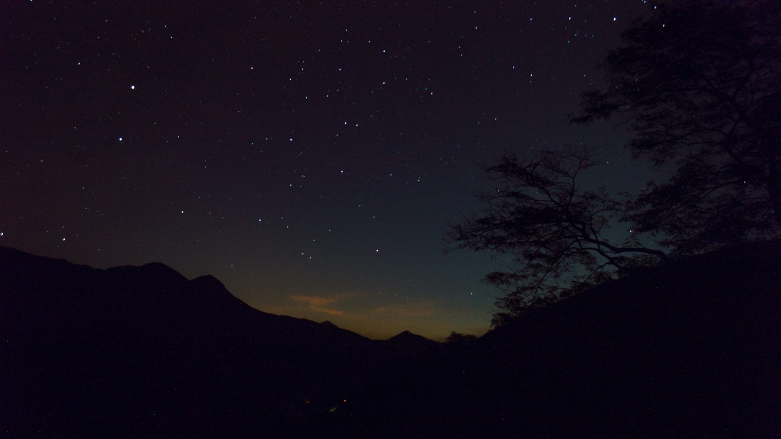 Céu estrelado sobre a silhueta de montanhas do Parque Estadual do Desengano, no Rio de Janeiro, um parque de céu escuro
