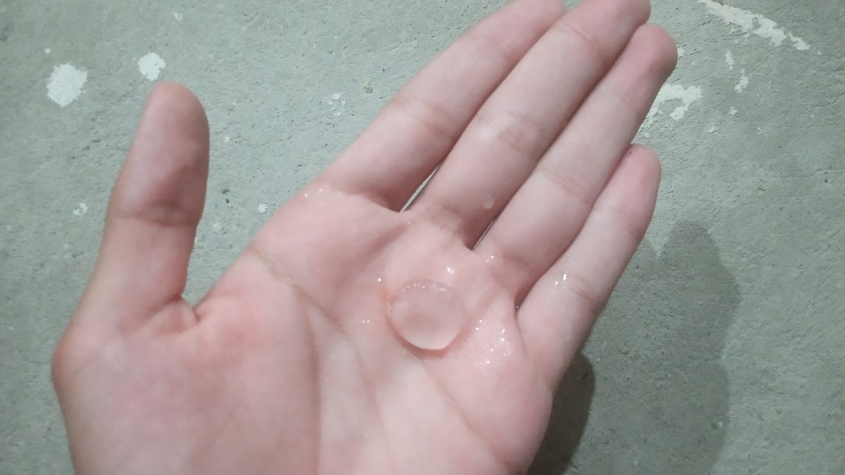 Pedra de granizo derretendo na palma da mão depois de chuva forte em Piracicaba