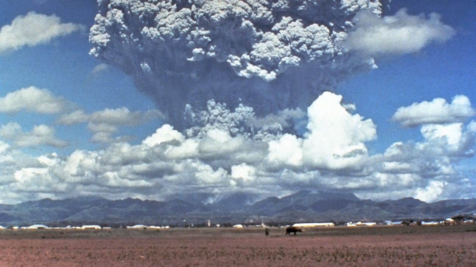 Coluna de cinzas do Pinatubo, nas Filipinas, em 12 de junho de 1991, o tipo de fenômeno que mais mata num vulcão, bem mais que a lava