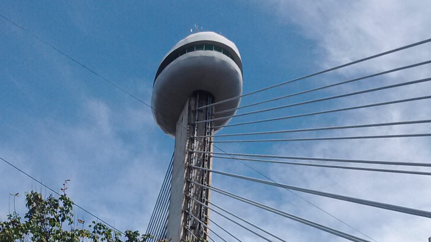 Torre do mirante e cabos da ponte estaiada de Teresina contra o céu azul com poucas nuvens, cidade que deve chegar a 40 °C com a massa de ar seco
