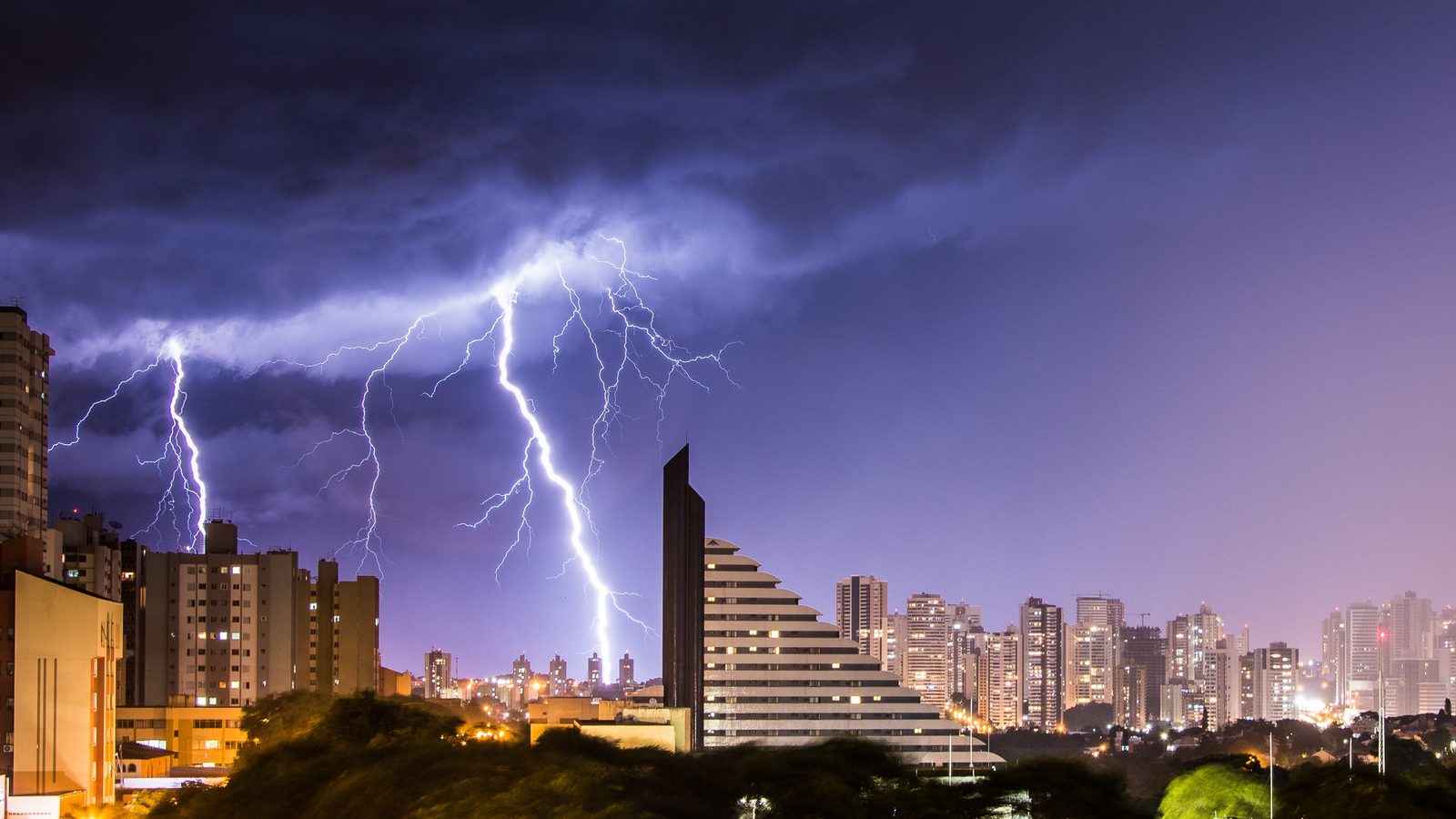 Raios caindo sobre os prédios de Londrina, no Paraná, numa noite de tempestade, cidade que está no aviso laranja e perto do aviso vermelho de tempestade