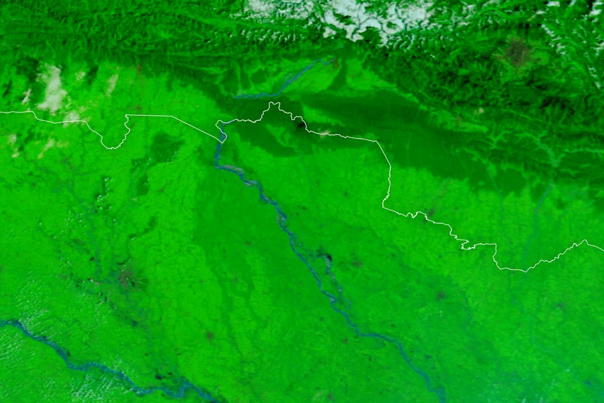 Imagem de satélite em falsa cor de 20 de setembro de 2026 mostra o rio Gandak estreito, como um fio azul entre campos verdes, na fronteira entre Nepal e Índia
