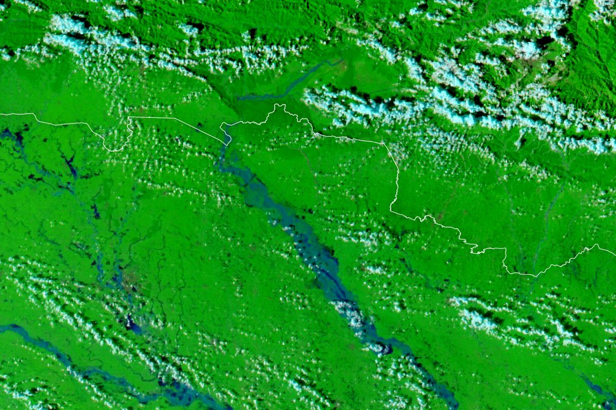 Imagem de satélite em falsa cor de 29 de setembro de 2026 mostra o rio Gandak largo e escuro, com água fora do leito, na fronteira entre Nepal e Índia