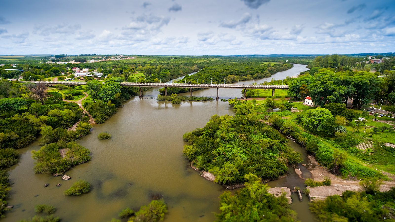 Imagem de arquivo de 2016: vista aérea do rio Quaraí com a ponte da Concórdia, que liga Quaraí, no Rio Grande do Sul, a Artigas, no Uruguai, com o rio correndo entre margens de mata