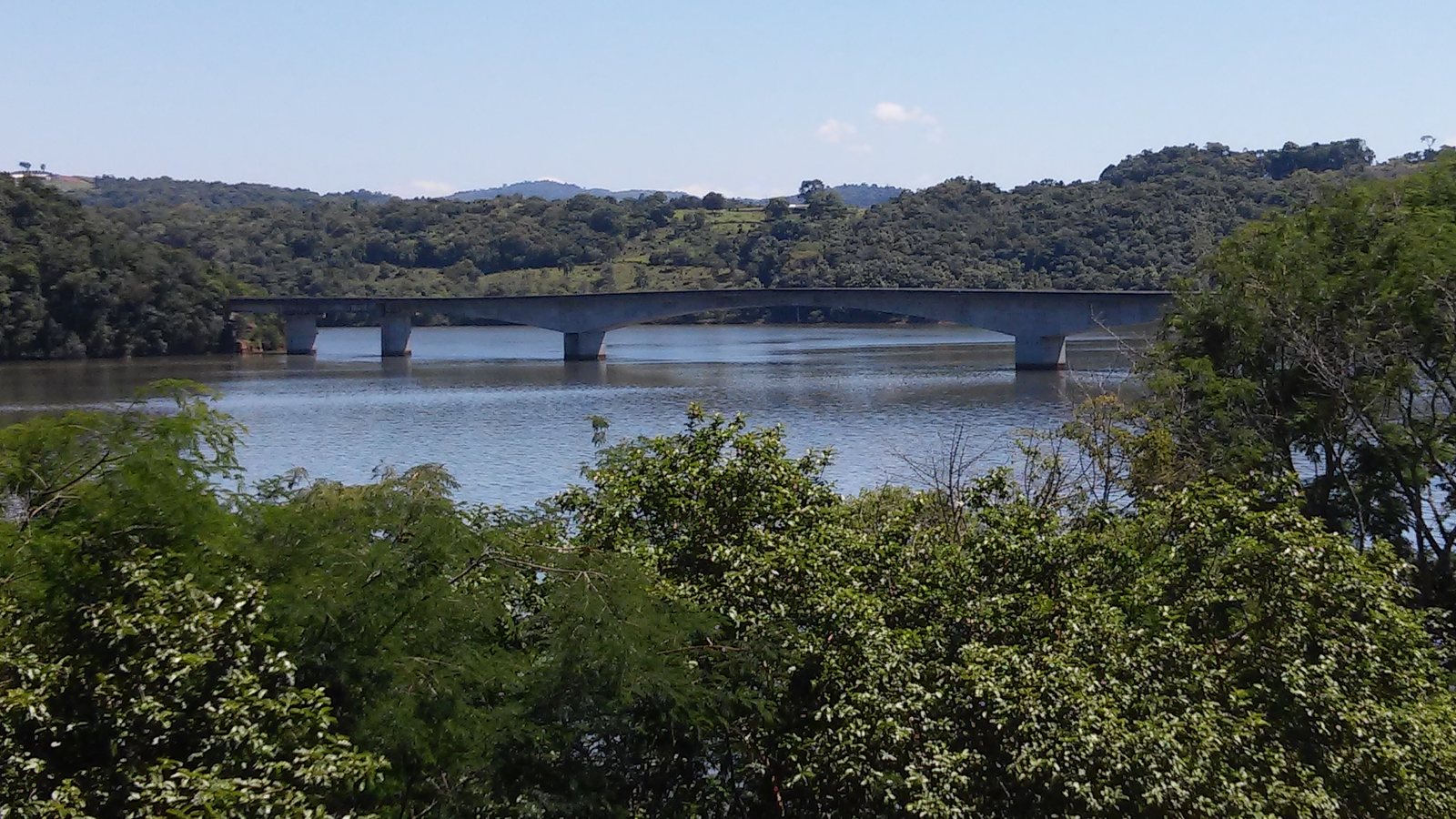 Imagem de arquivo de 2014: ponte sobre o rio Uruguai em Iraí, na divisa entre o Rio Grande do Sul e Santa Catarina, com o rio calmo entre morros cobertos de mata