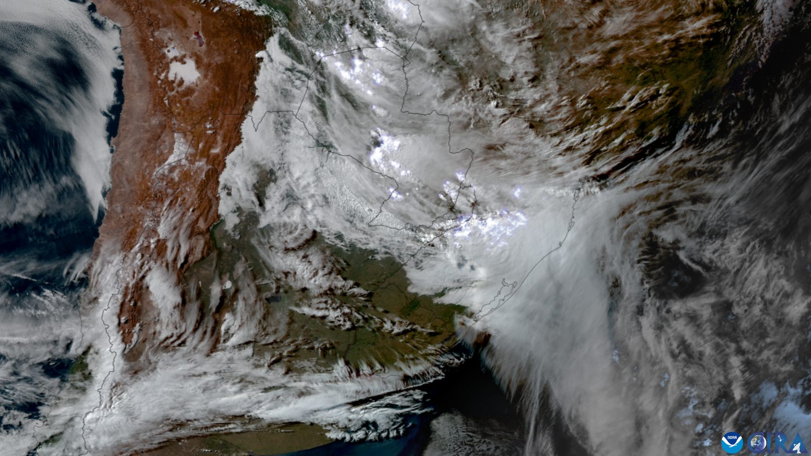 Satélite mostra nuvens de tempestade sobre o Sul do Brasil, imagem de arquivo para o alerta laranja de tempestade no Paraná