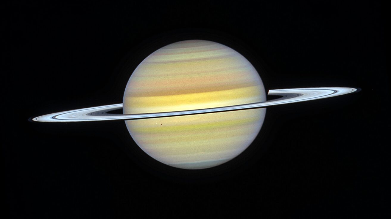 Saturno e os anéis em foto do Hubble, o planeta cujo horário de Saturno nascer e se pôr varia entre as capitais do Brasil