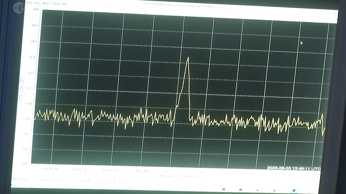 Tela do controle de missão da ESA com o gráfico do sinal de rádio da BepiColombo, um pico amarelo que se destaca do ruído