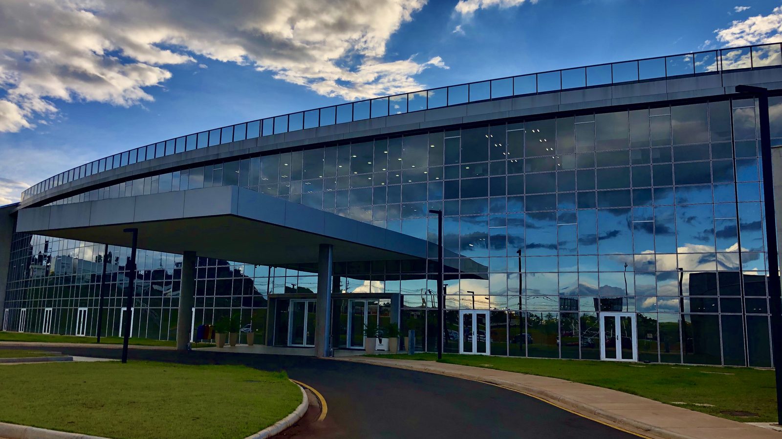 Fachada de vidro do prédio do Sirius, em Campinas, onde um novo suporte permite ver uma célula solar funcionando por dentro
