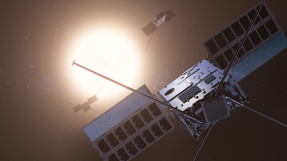 Ilustração de dois satélites pequenos de painéis solares abertos e antenas longas diante do Sol, ao fundo, com um terceiro em primeiro plano