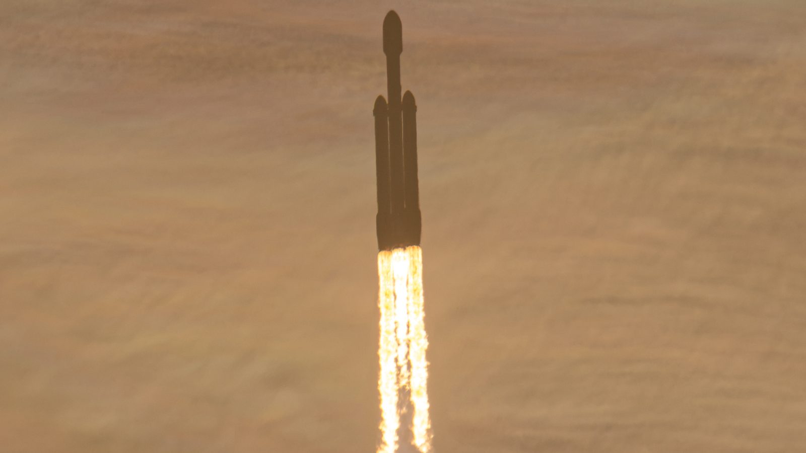 Foguete Falcon Heavy sobe entre nuvens levando o telescópio Roman, cujos dados vão para o projeto de ciência cidadã da NASA