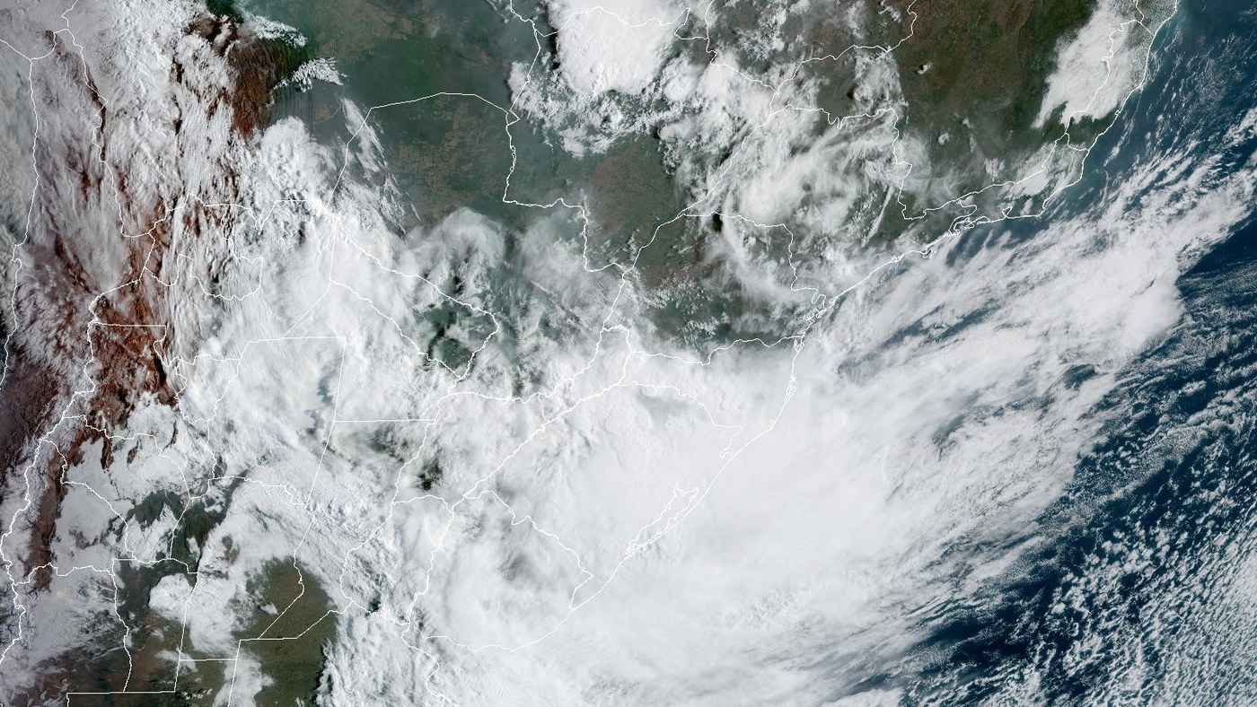 Alerta laranja de temporal: imagem do satélite GOES-19 às 8h20 desta terça mostra a massa de nuvens de tempestade sobre o Sul do Brasil e o Uruguai