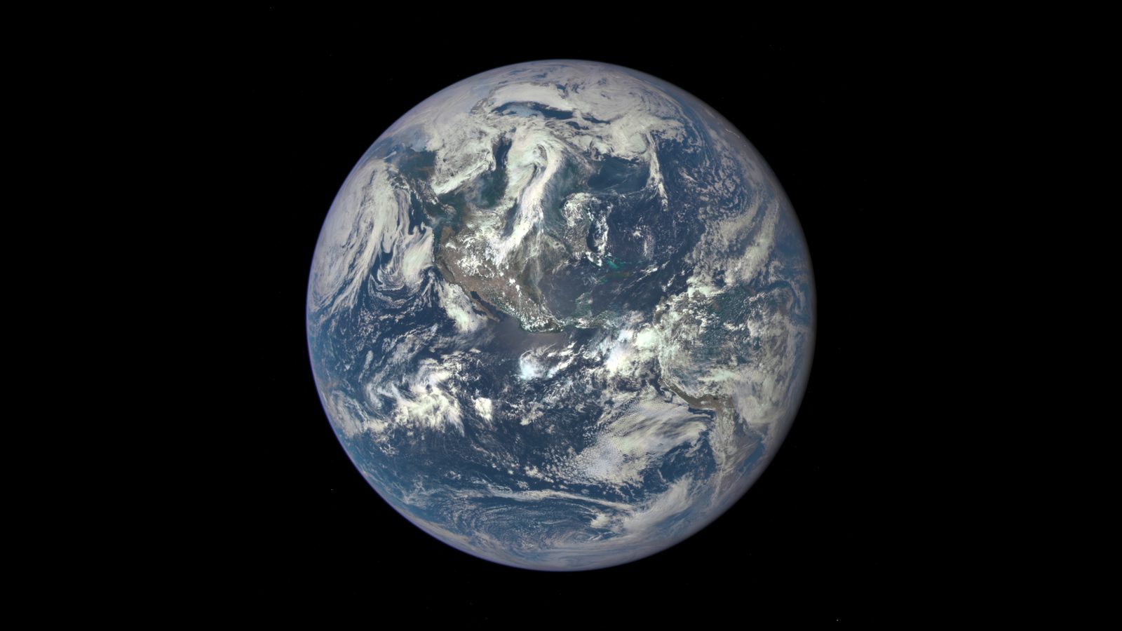 A Terra inteira vista do espaço pelo satélite DSCOVR, com as Américas sob nuvens; o giro do planeta e a duração do dia variam alguns milissegundos