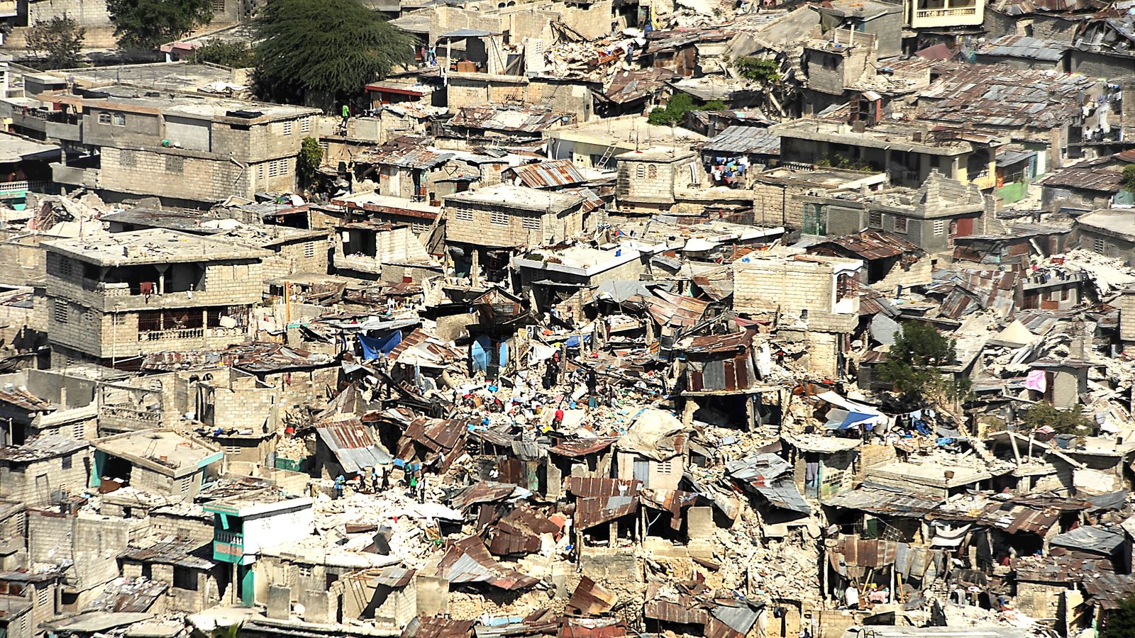 Vista aérea do centro de Porto Príncipe, no Haiti, com casas desabadas e lonas de abrigo quatro dias depois do terremoto de magnitude 7,0 de 2010