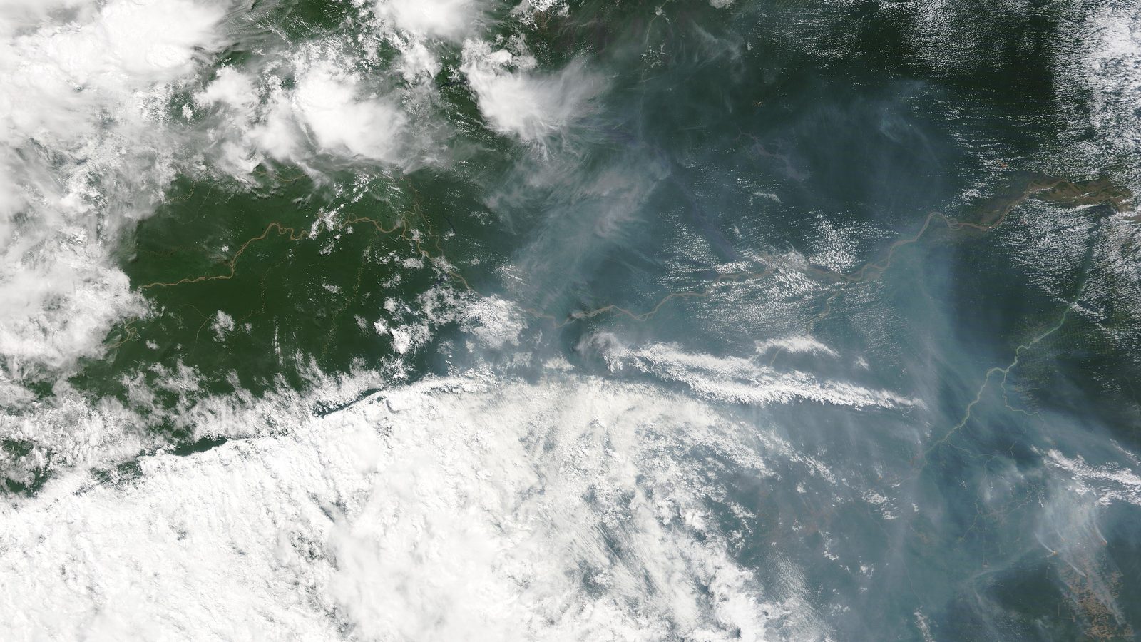 Imagem de satélite mostra fumaça dos focos de calor no Brasil em 2026, na Amazônia, no Pará e no Amazonas