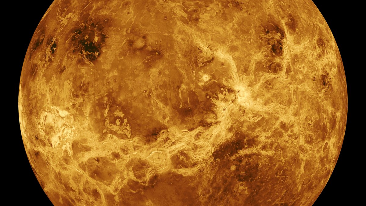Globo laranja de Vênus em mosaico de radar da Magellan, que mostra o relevo sob as nuvens, usado para ilustrar o dia de Vênus